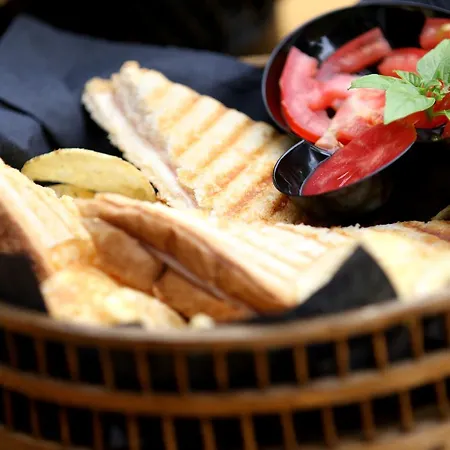 Ξενοδοχείο με διαμερίσματα Island 4*